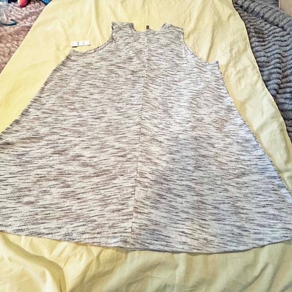 TUNIC, LONG LENGTH, COLOUR: ALMOST WHITE & LIGHT GREY, SIZE 5X, MADE IN CANADA!, - Picture 10 of 11